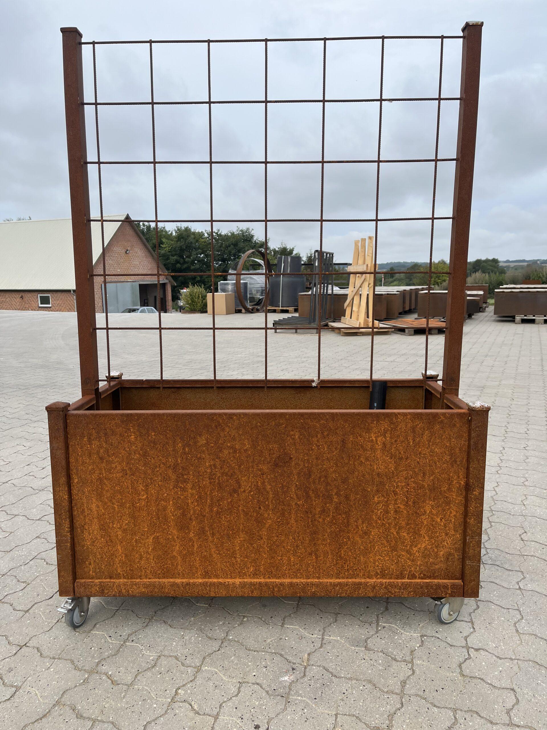 Plantekasse på hjul med espalier i cortenstål 50x50x108 cm fra Jernbede